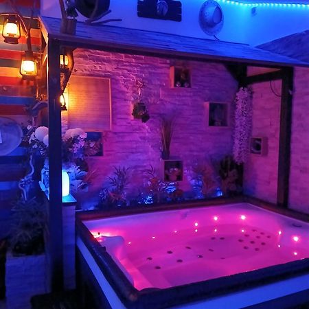 L'Histoire De L'Ouest , Jacuzzi Appartement Dole Bagian luar foto
