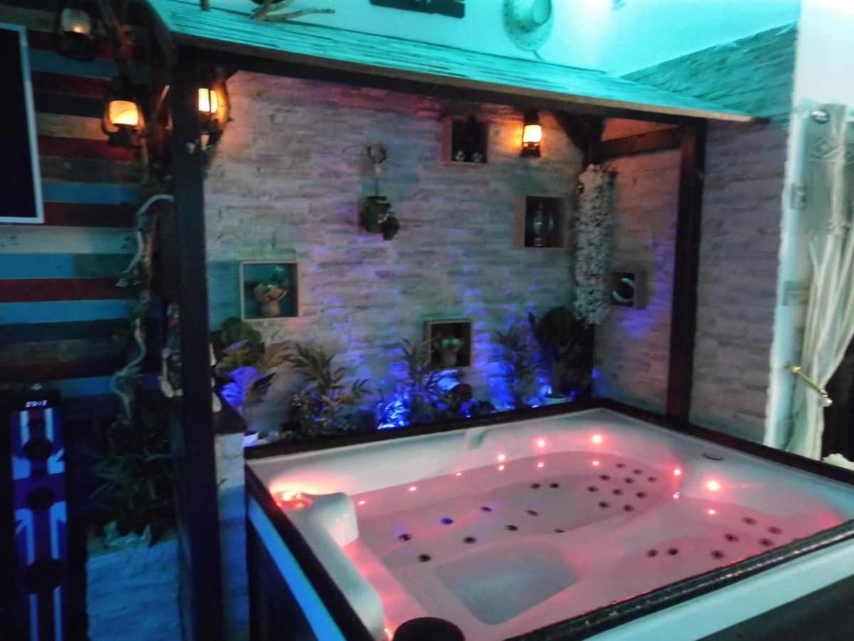 L'Histoire De L'Ouest , Jacuzzi Appartement Dole Bagian luar foto