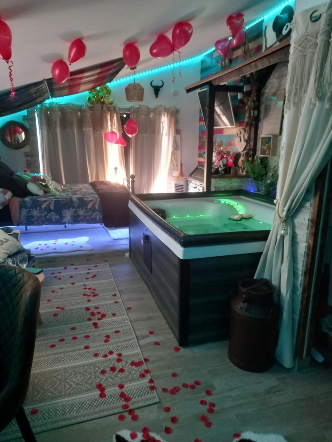 L'Histoire De L'Ouest , Jacuzzi Appartement Dole Bagian luar foto